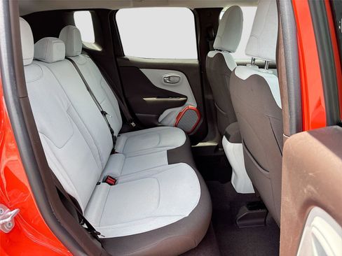 Used 2015 Jeep Renegade Latitude FWD image 24