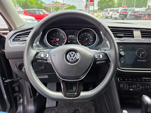 Used 2020 Volkswagen Tiguan SE w/ Panoramic Sunroof Package AWD/4WD image 6