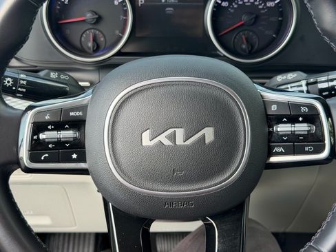 Used 2023 Kia Carnival LX FWD image 15
