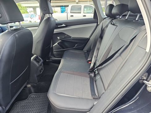 Used 2022 Volkswagen Taos SE w/ Panoramic Sunroof Package FWD image 15
