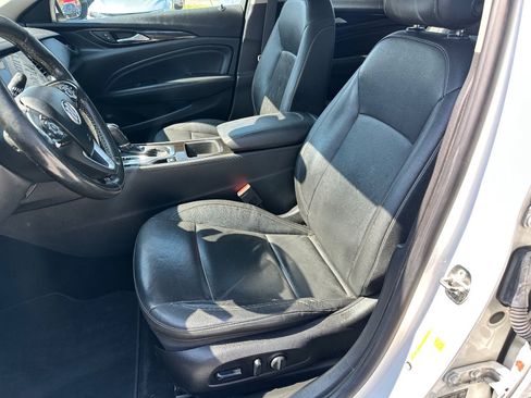 Used 2018 Buick Regal Essence FWD image 4