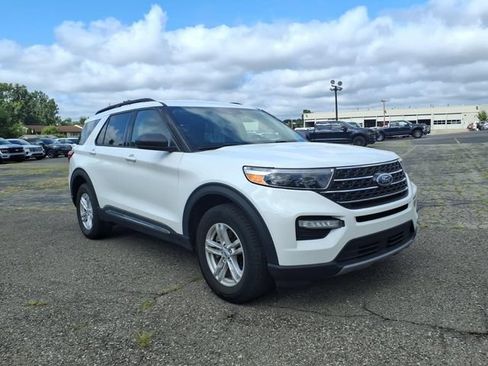 Used 2023 Ford Explorer XLT w/ Equipment Group 202A AWD/4WD image 3