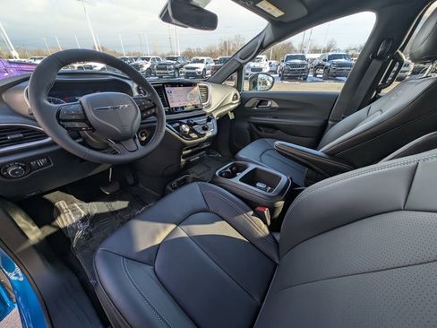 New 2026 Chrysler Pacifica Select w/ S Appearance Package image 2