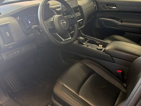 Used 2025 Nissan Pathfinder SL AWD/4WD image 2
