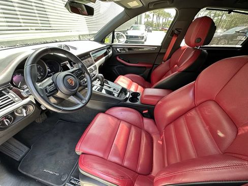 Certified 2024 Porsche Macan AWD/4WD image 4