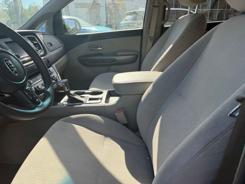 Used 2019 Kia Sedona LX image 8
