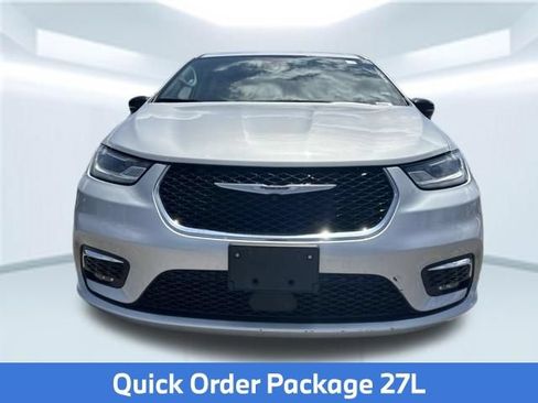 Used 2024 Chrysler Pacifica Touring-L FWD image 2