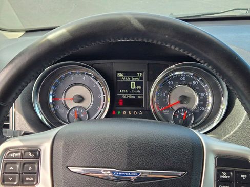 Used 2014 Chrysler Town & Country Touring FWD image 33
