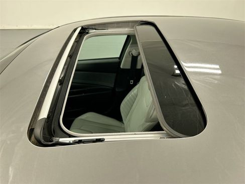 Used 2023 Hyundai Elantra Limited w/ Preferred Accessory Package image 20