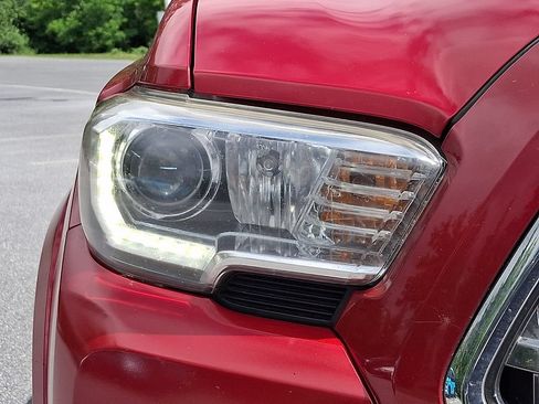 Used 2017 Toyota Tacoma TRD Sport w/ Tow Package (A/T) AWD/4WD image 9
