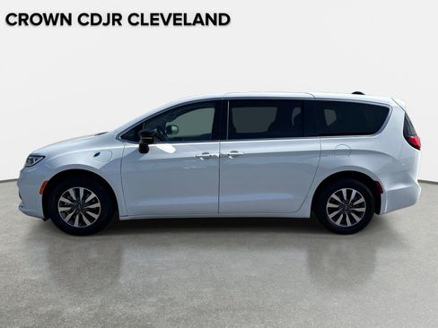 Used 2024 Chrysler Pacifica Limited FWD image 8