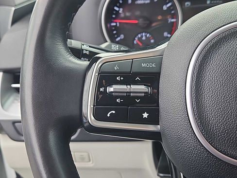 Used 2023 Kia Carnival LX image 21