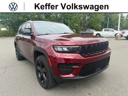 Used 2023 Jeep Grand Cherokee Altitude AWD/4WD image 7