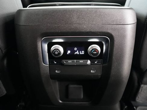 Used 2022 GMC Yukon XL Denali AWD/4WD image 36