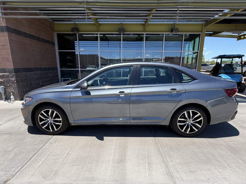 Used 2025 Volkswagen Jetta SE w/ Sunroof Package FWD image 7