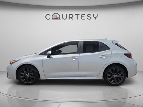 Used 2025 Toyota Corolla XSE FWD image 2
