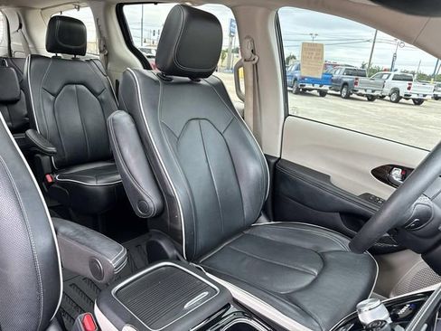 Used 2022 Chrysler Pacifica Limited AWD/4WD image 30