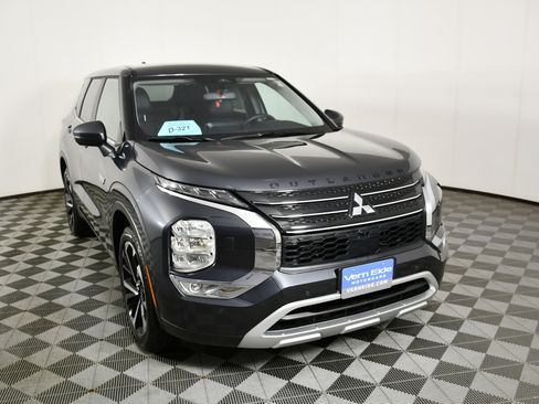 Used 2025 Mitsubishi Outlander SE image 3