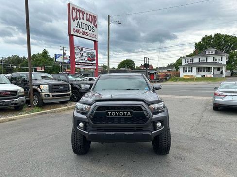 Used 2017 Toyota Tacoma TRD Sport AWD/4WD image 3