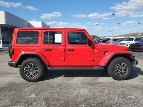 Used 2024 Jeep Wrangler Sahara image 9