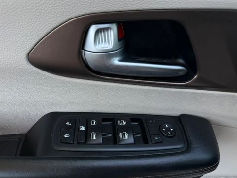 Used 2017 Chrysler Pacifica Touring-L w/ Tire & Wheel Group FWD image 37