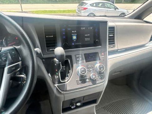 Used 2016 Toyota Sienna LE AWD/4WD image 12
