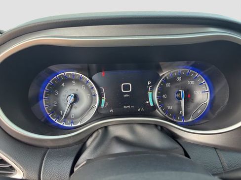 Used 2024 Chrysler Pacifica Touring-L FWD image 19