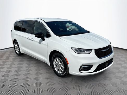 New 2026 Chrysler Pacifica Select image 3