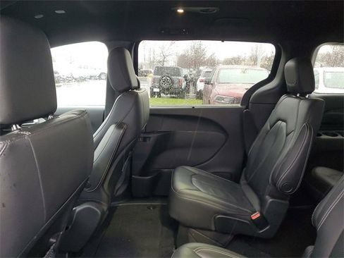 Certified 2020 Chrysler Pacifica Touring-L image 9