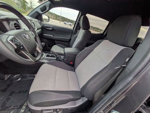 Used 2022 Toyota Tacoma TRD Off-Road image 17