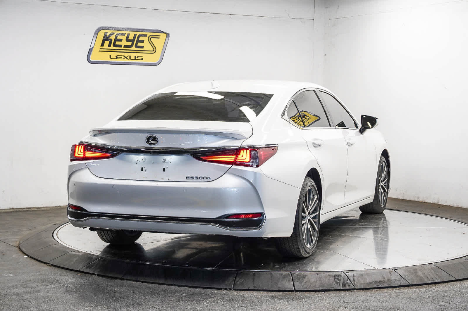 Used 2025 Lexus ES 300h w/ Premium Package FWD image 4