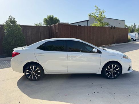 Used 2017 Toyota Corolla SE FWD image 2