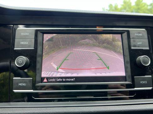 Used 2023 Volkswagen Jetta SE w/ Panoramic Sunroof Package FWD image 18