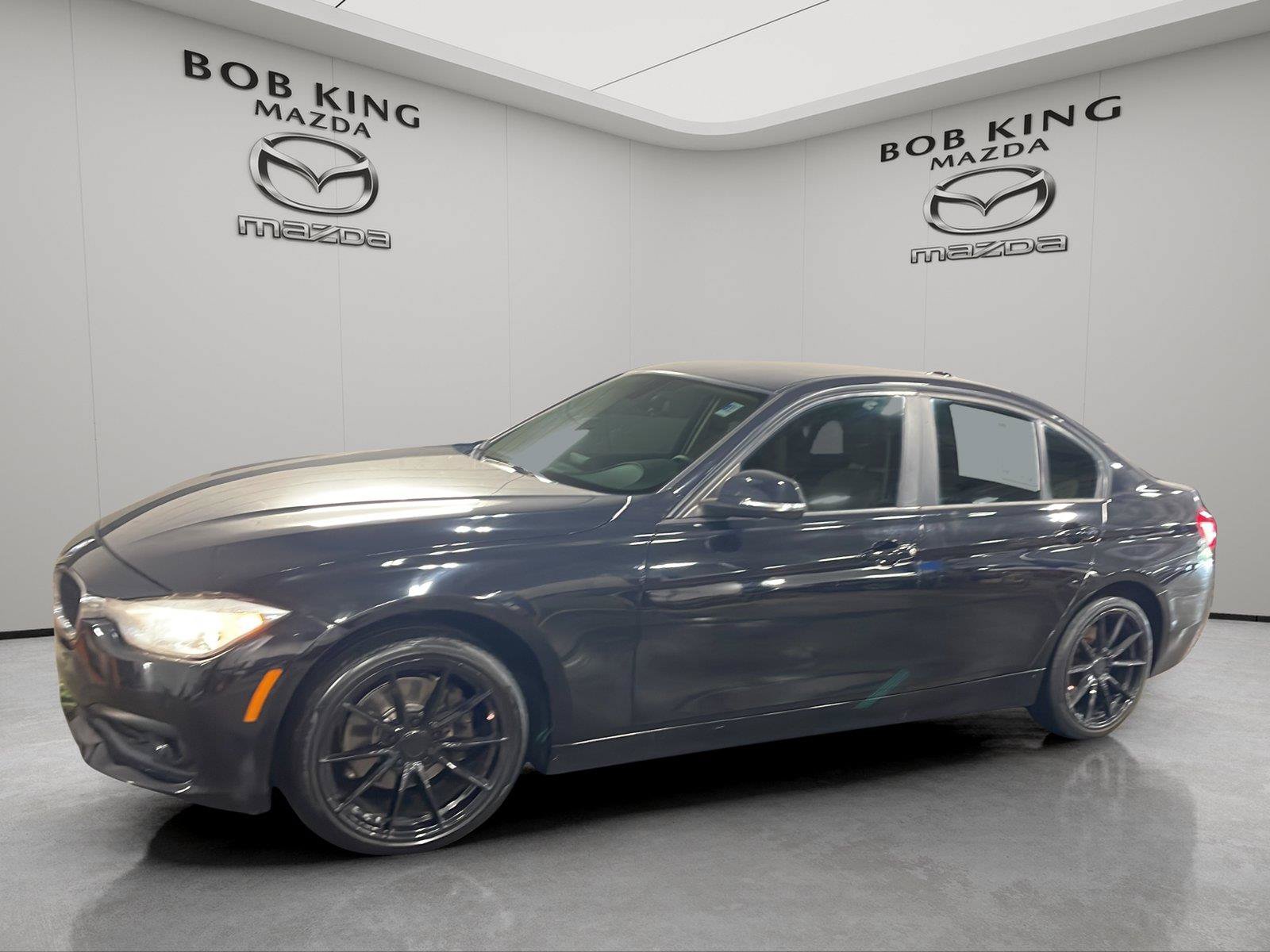Used 2017 BMW 320i Sedan RWD image 1