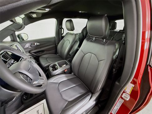 New 2026 Chrysler Pacifica Select image 11