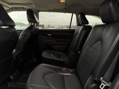 Used 2021 Toyota Highlander XLE AWD/4WD image 28