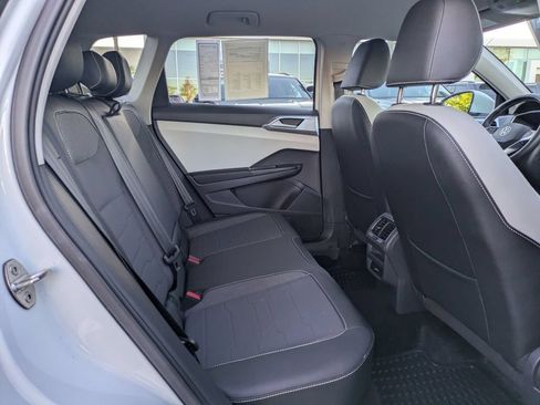 Certified 2025 Volkswagen Taos SE FWD image 19