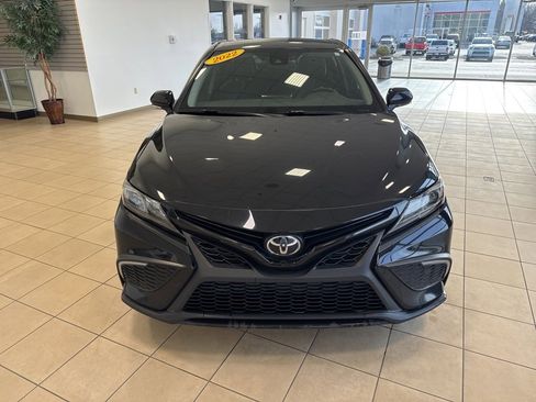 Used 2022 Toyota Camry SE image 4