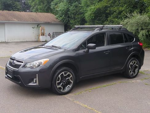 Used 2017 Subaru Crosstrek 2.0i Premium AWD/4WD image 2