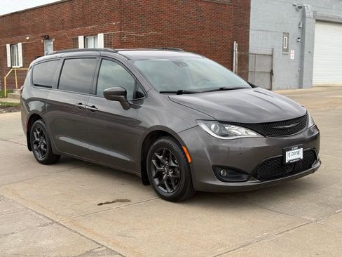 Used 2020 Chrysler Pacifica Touring-L w/ Advanced Safetytec Group image 4