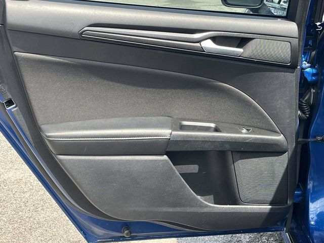 Used 2018 Ford Fusion SE w/ Equipment Group 201A FWD image 16