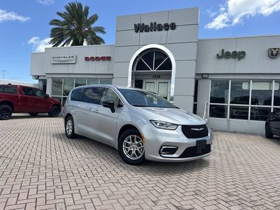 Used 2024 Chrysler Pacifica Touring-L