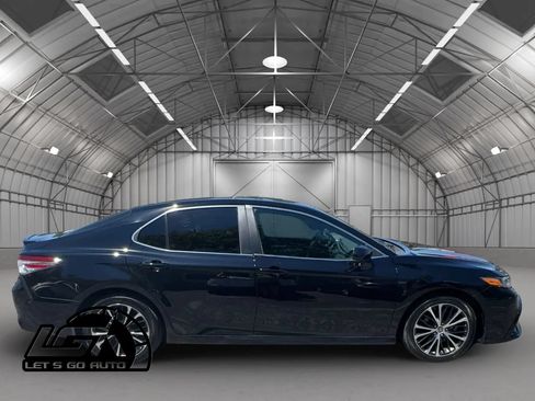 Used 2020 Toyota Camry SE FWD image 8