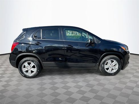 Used 2022 Chevrolet Trax LS w/ Tint and Cruise Package image 5