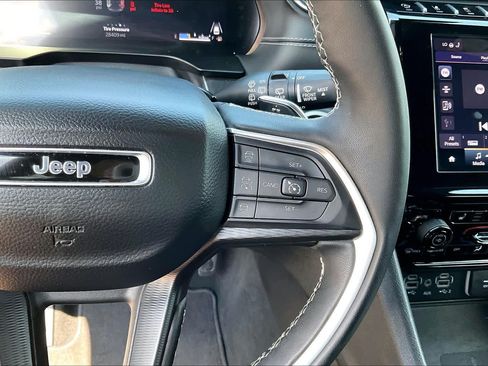 Used 2025 Jeep Grand Cherokee Altitude AWD/4WD image 24