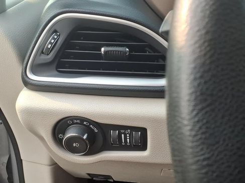 Used 2018 Chrysler Pacifica Touring Plus FWD image 21