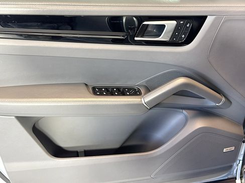 Used 2022 Porsche Cayenne E-Hybrid image 11