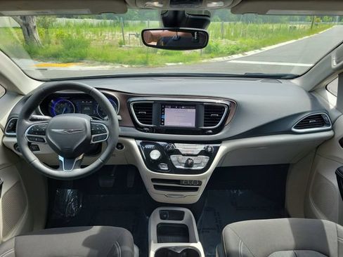 Used 2023 Chrysler Voyager LX FWD image 11