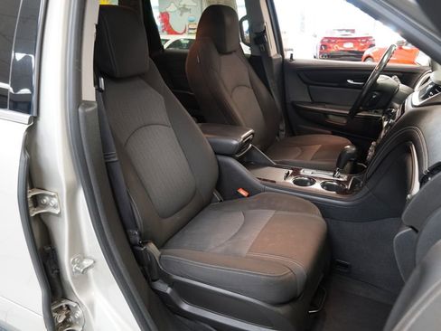 Used 2017 Chevrolet Traverse LT FWD image 25
