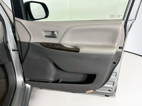 Used 2020 Toyota Sienna XLE FWD image 31